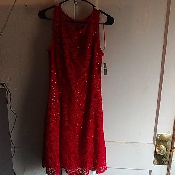 Red lace sequence dress - Picture 3 of 7